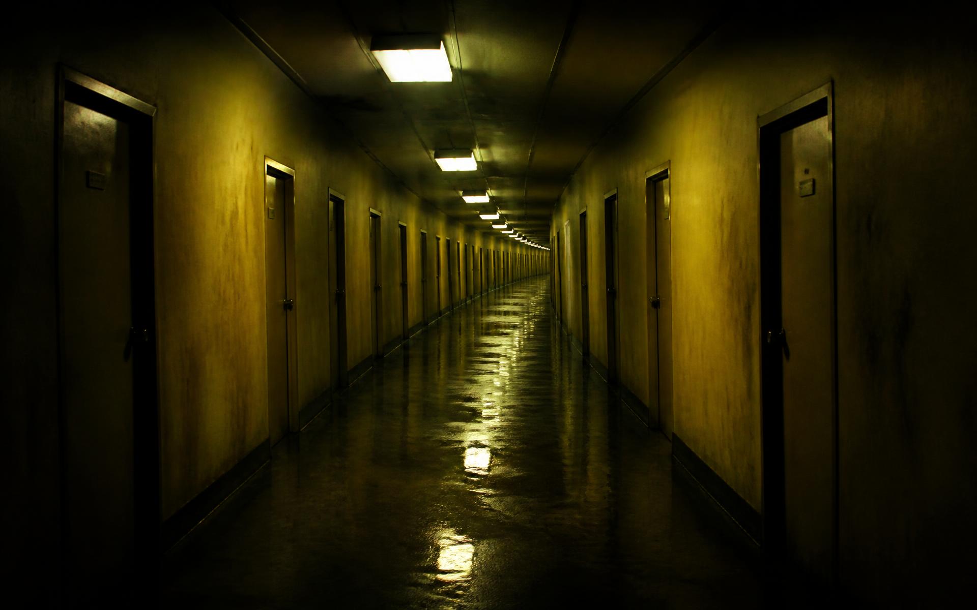 Corridoio impossibile con porte identiche